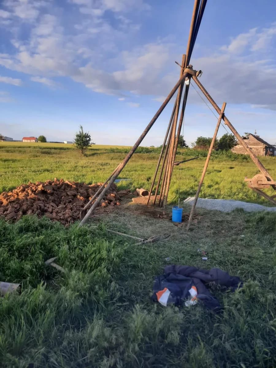 Echipa de specialiști în foraje manuale cu veste galbene, 15+ ani experiență