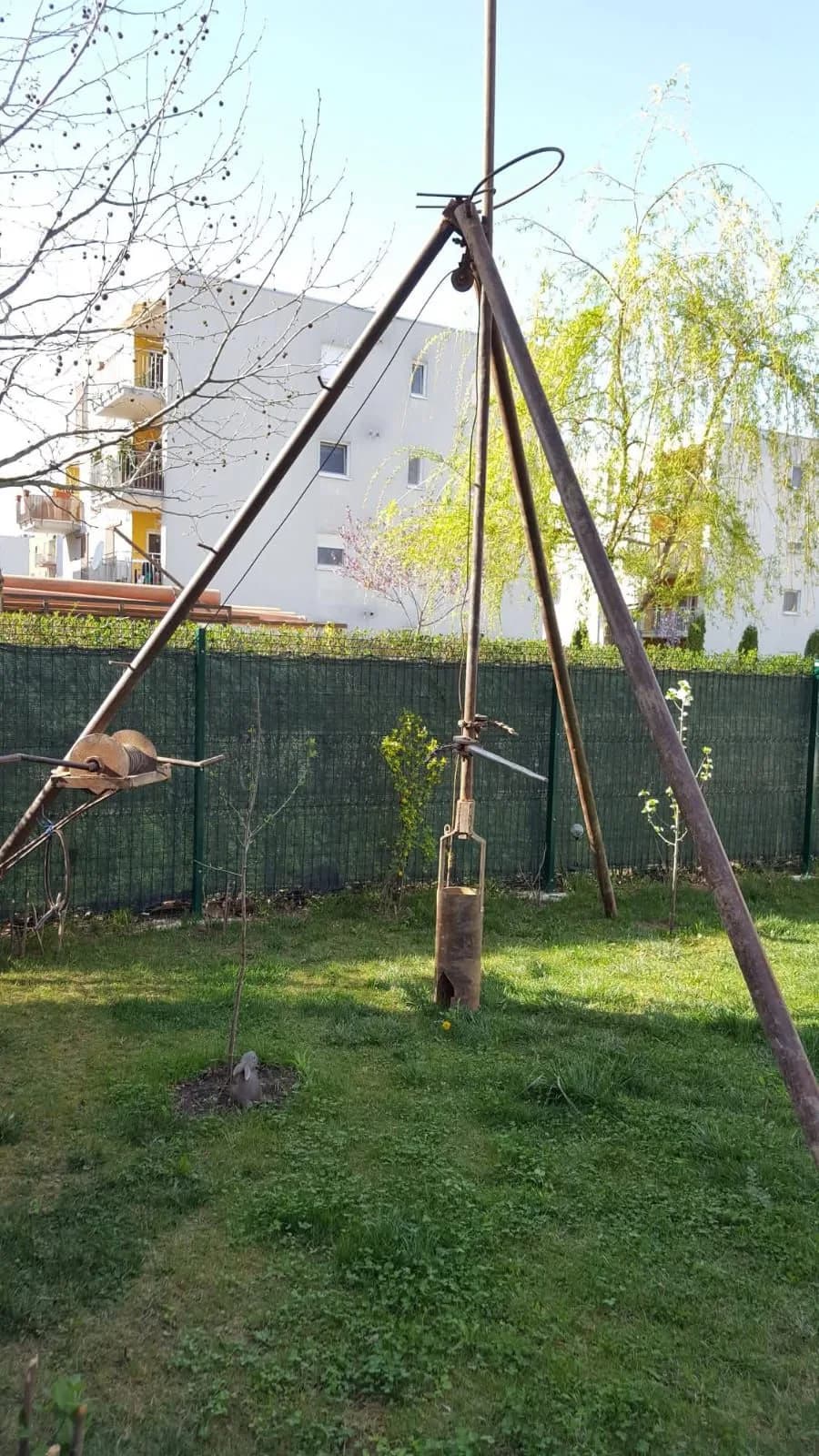 Echipament trepied foraj manual montat pe șantier